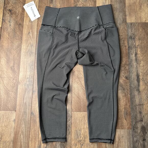 Athleta‎ Satulation Stash Pocket II Textured Leggings Women's Large Cropped NWT - Picture 8 of 14